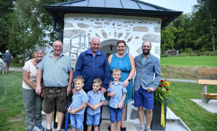 Familie Kollros Lisa und Christoph mit ihren drei Buben und Franz Hartl (Foto: Ganglberger)