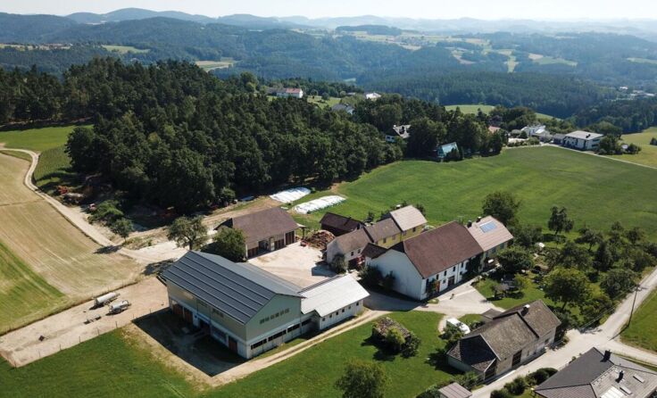 Bauernhöfe werden besichtigt. (Foto: Johann Hammer)