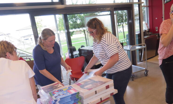 Gemeinsam wurden Hefte sortiert. (Foto: Elternverein Feldkirchen)