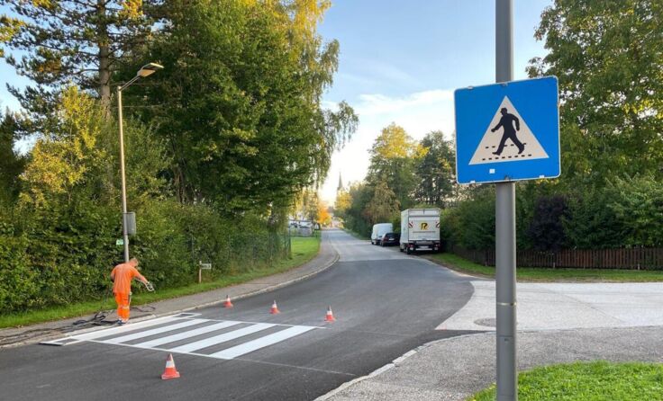 Bodenmarkierungen erhalten einen neuen Anstrich. (Foto: Gemeinde)