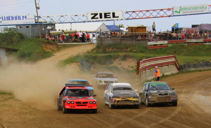 In Hollabrunn wird wieder um jeden Meter gekämpft. (Foto: AM Motorsportbilder)