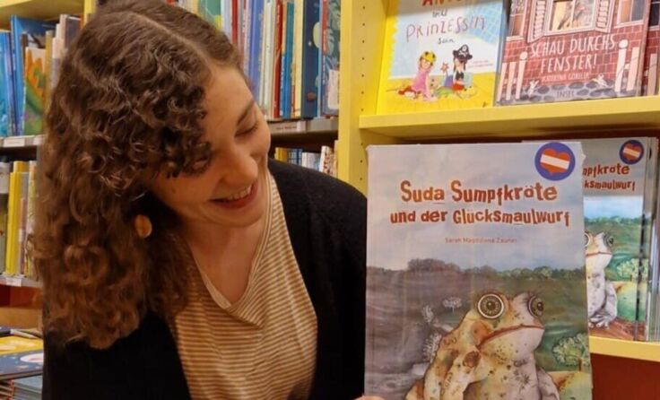 Sarah Zauner mit ihrem Buch. (Foto: Allerstorfer)