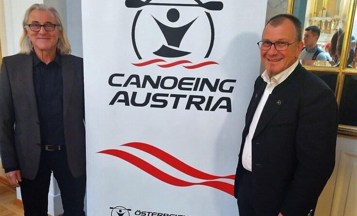 Albert Madlmayr, rechts, und Gottfried Seifert, links, bei der Ehrung . (Foto: Andreas Aschauer)