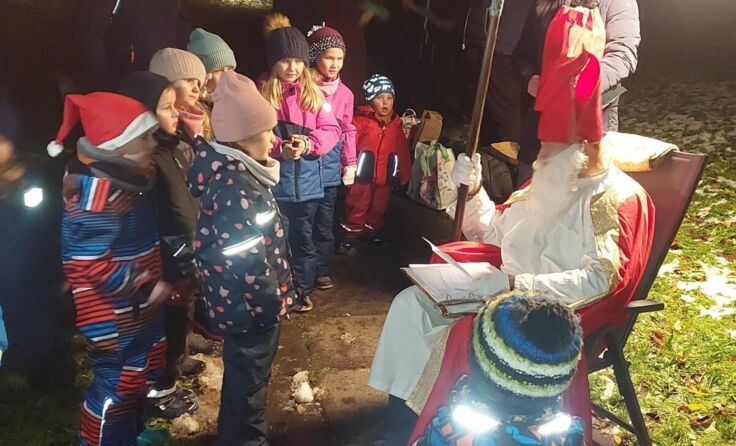 Vorweihnachtliche Freude: Der Nikolaus besuchte die Puchenauer Kinder. (Foto: Peter Dumpfahrt)