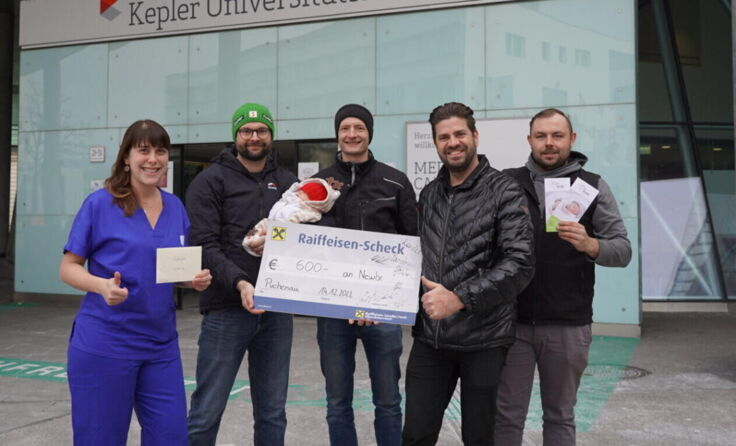 Der Männerstammtisch spendet 600 Euro für den Früchenverein. (Foto: Geyerhofer)