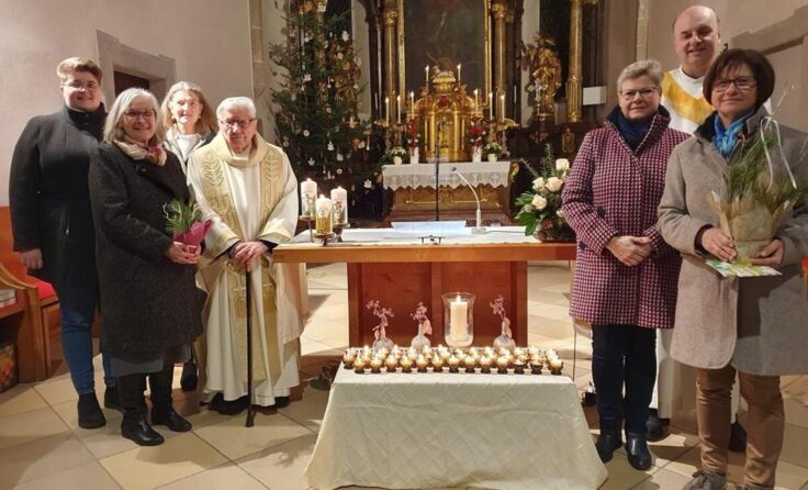 Adelheid Schöppl (rechts im Bild) beim Gottesdienst am 31. Dezember. (Foto: Erika Lindorfer)
