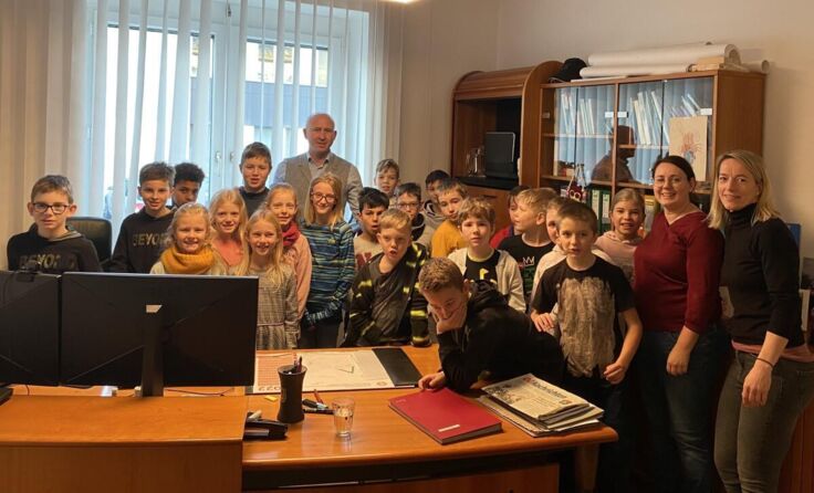 Die Schüler am Gemeindeamt. (Foto: Gemeinde)