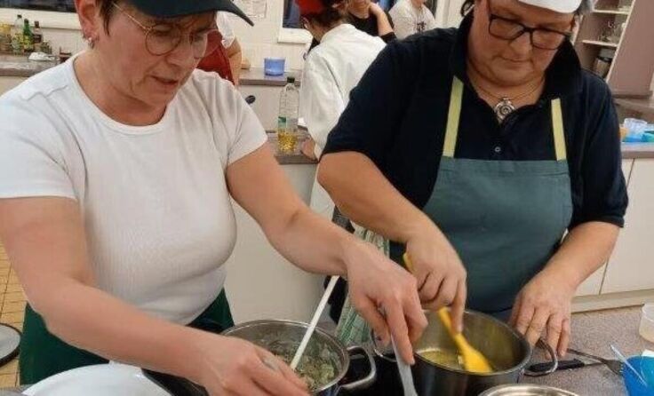 Die Schülerinnen arbeiten auch in der Küche. (Foto: FS Bergheim)