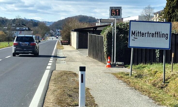 Das mobile Geschwindigkeitsmessgerät im Einsatz. (Foto: Gemeinde)