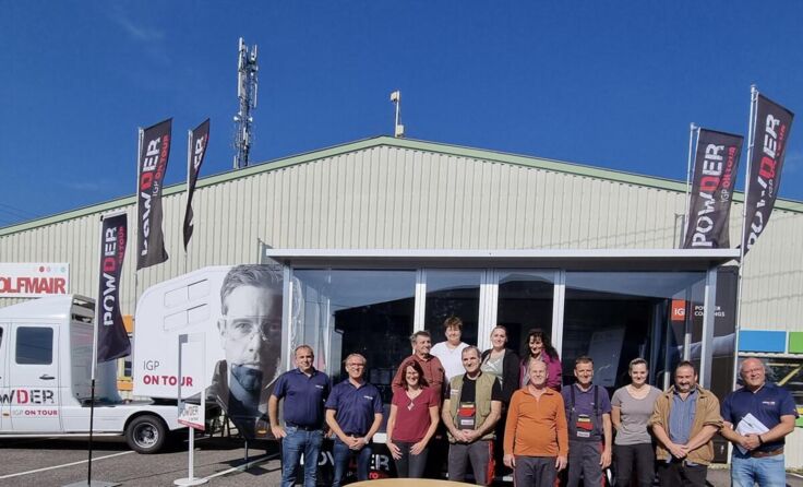 Mitarbeiter und Kunden der Firma Wolfmair. (Foto: Birgit Wolfmair)