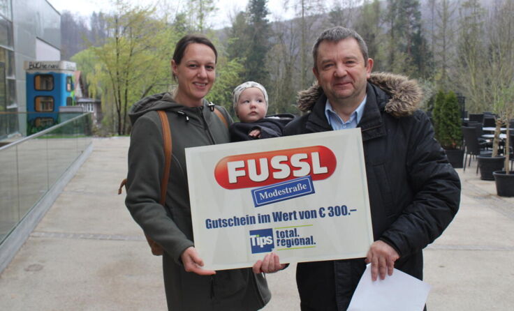 Emina Eminovic mit Sohn Jan und dem Tips-Glücksengerl Andreas Hamedinger (Foto: Strobel)