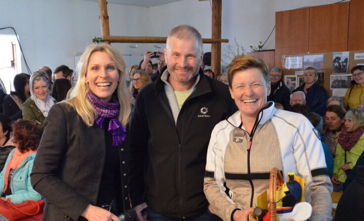 Sabine Lindorfer mit zwei Teilnehmern. (Foto: ÖVP Feldkirchen)