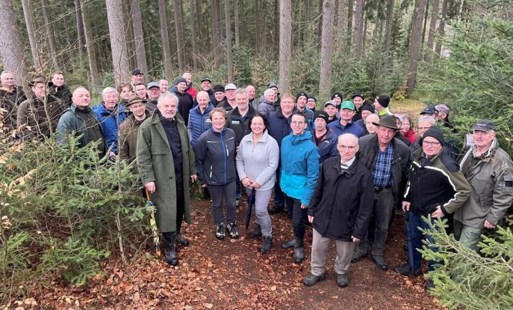 Bei der Waldbegehung gab es viele praktische Tipps für die Teilnehmer. (Foto: Lukas Friesenecker)