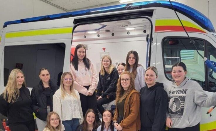 Die Schülerinnen beim ASB. (Foto: FS Bergheim)