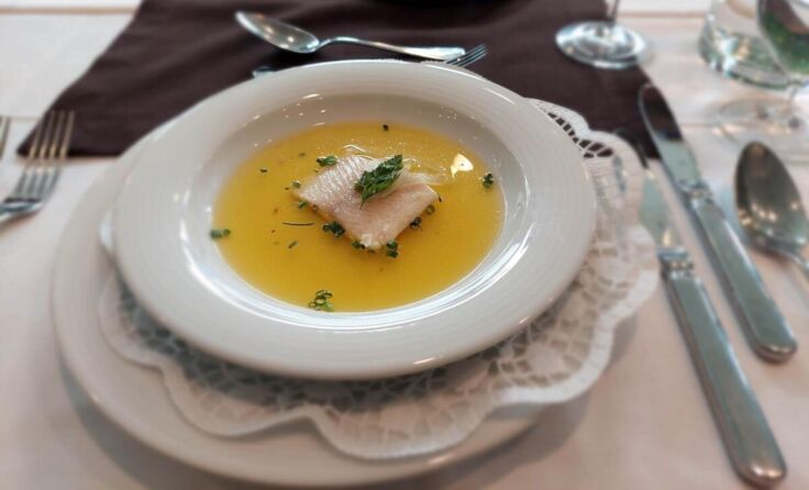 Die Fischsuppe mit Safran. (Foto: Hamedinger)