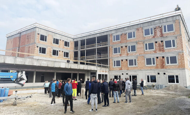Zahlreichen Gäste folgten der Einladung zur Gleichenfeier. (Foto: FraGes Holding GmbH)
