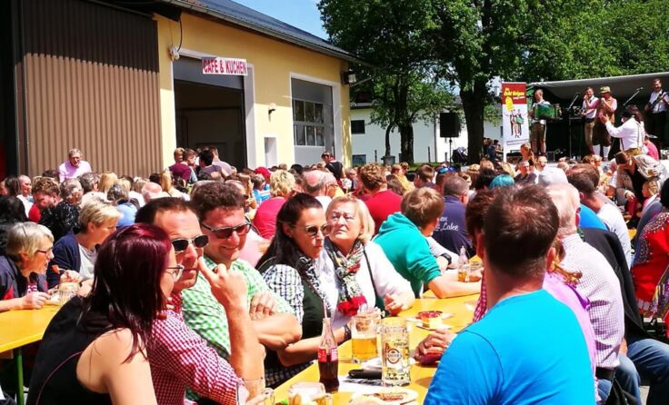 Feierstimmung beim Maibaumstammtisch. (Foto: Anita Eckerstorfer)