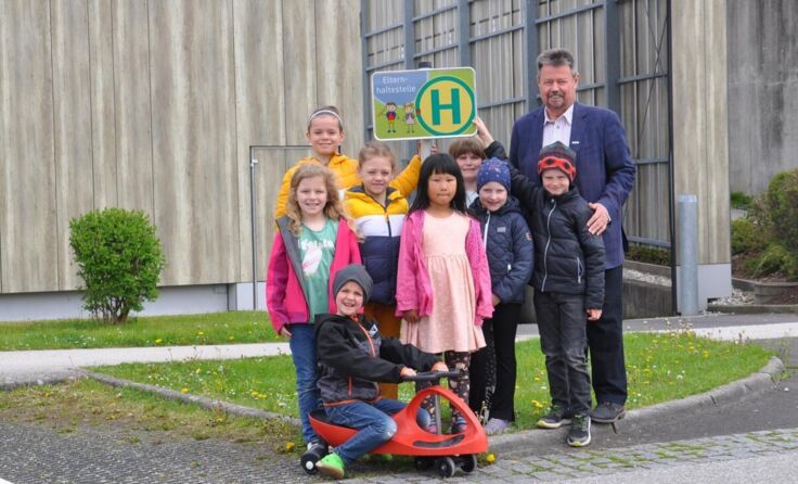 Bürgermeister Herbert Fürst mit Kindern der Volksschule. (Foto: Gemeinde Engerwitzdorf)