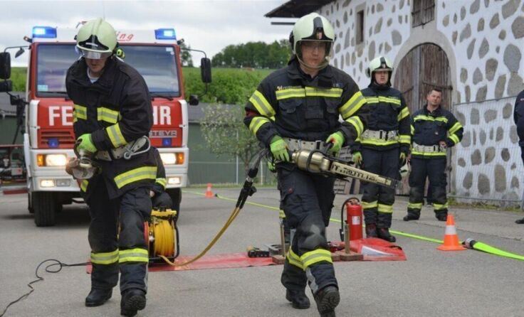 Voller Einsatz der Feuerwehrkameraden. (Foto: FF Schweinbach/FF Treffling)