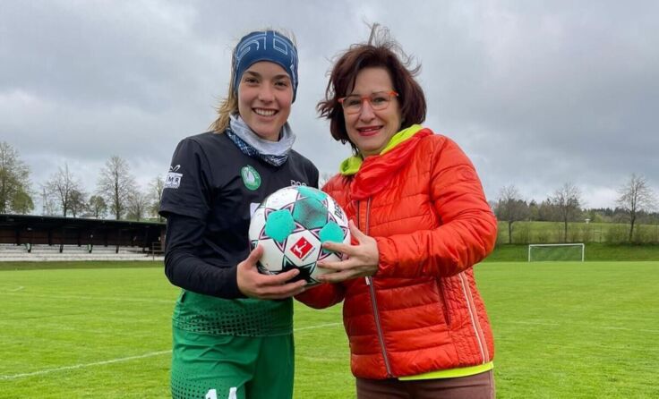 Kapitänin Melanie Rader bei der Matchballübergabe durch Andrea Cupak. (Foto: Kitzmüller)