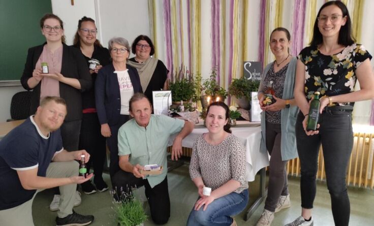 Die Schüler präsentieren einige ihre selbst hergestellten Produkte. (Foto: FS Bergheim)