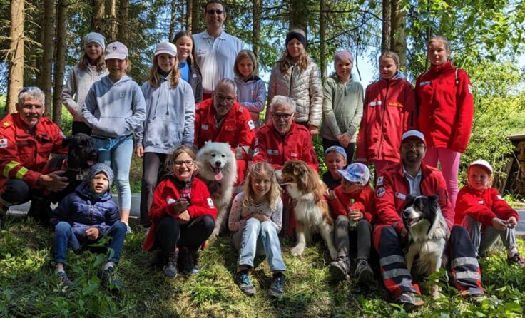 Die Hundestaffel begeisterte die Kinder. (Foto: OÖRK/Rotes Kreuz Herzogsdorf)