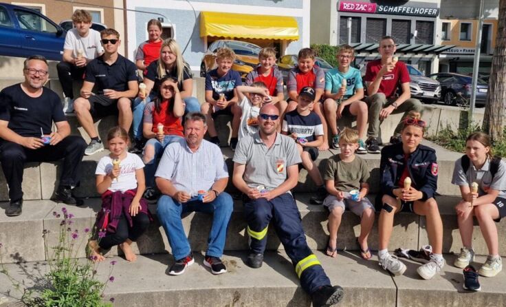 Das spendierte Eis wird genossen. (Foto: Christoph Meisinger)