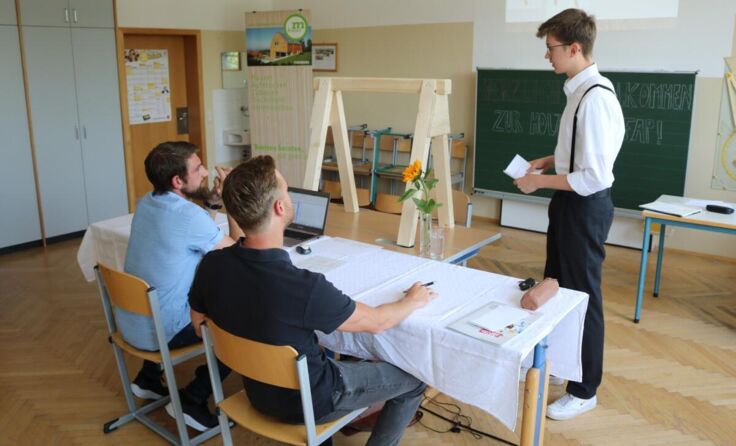 Schüler der Polytechnischen Schule Ottensheim beim Fachabschluss. (Foto: m-haus/Walding)