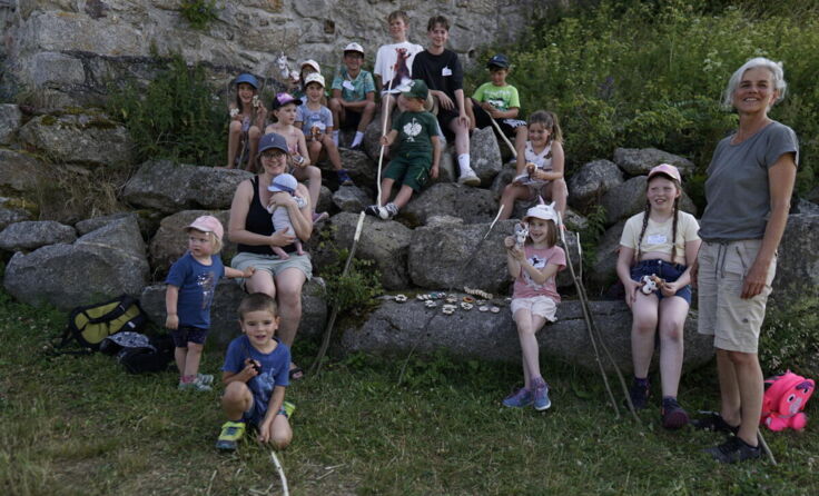 Die Kinder bei der Burgruine Waxenberg. (Foto: Valentin Wolfmayr)