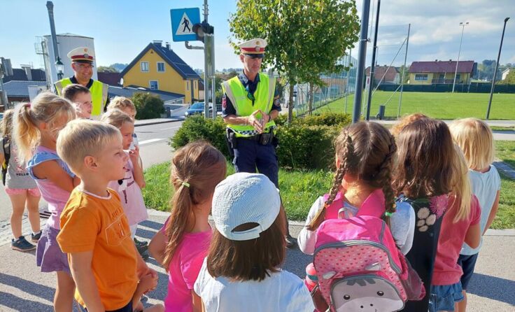 Gemeinsam wird die Sicherheit im Straßenverkehr geübt. (Foto: Anita Eckerstorfer)