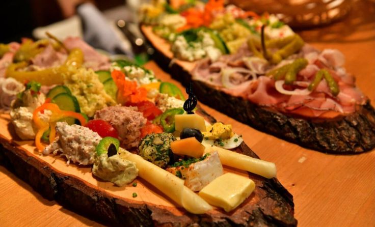Eine zünftige Jause darf am Weinfest nicht fehlen. (Foto: Ganglberger)