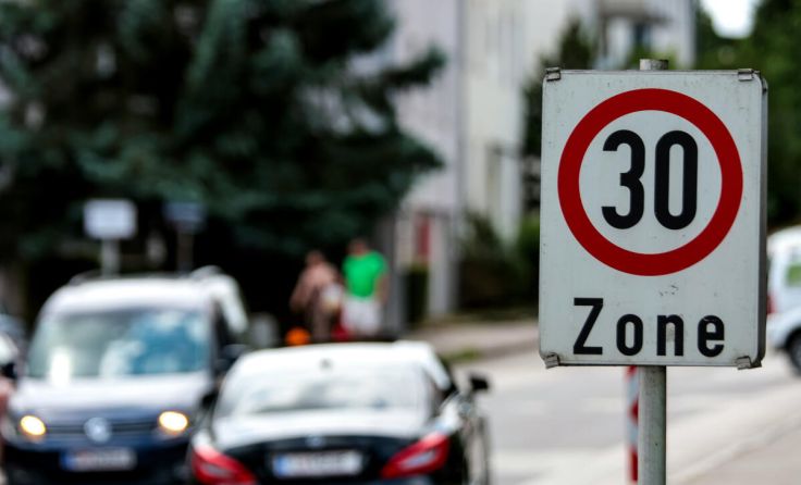 30 in gewissen Zonen soll mehr Sicherheit bringen. (Foto: Weihbold)