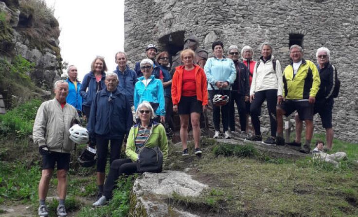 Die Gruppe bei der Burg Wittinghausen. (Foto: Grabinger)