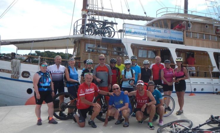 Die Reisegruppe vor der "Albatros". (Foto: Schöttl)