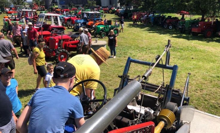 Die Oldtimer und Trakturen auf der Festwiese. (Foto: FF Amesschlag)