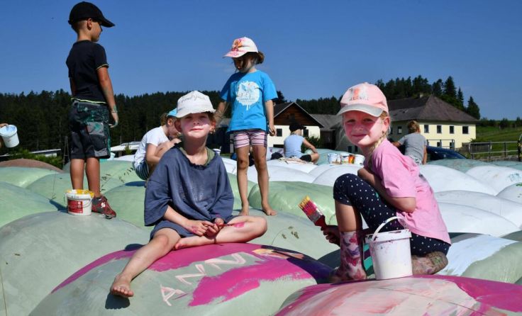 Die Kinder auf ihren Kunswerken. (Foto: Sophie Ganglberger)