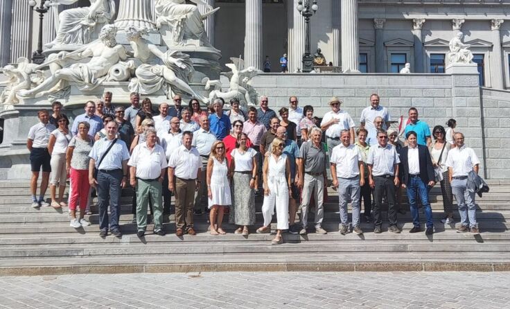 Die Unternehmer vor dem Parlament. (Foto: Wirtschaftsbund)