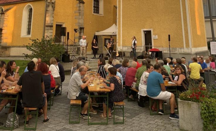 Die Besucher genossen das Ambiente in Feldkirchen. (Foto: Peherstorfer)