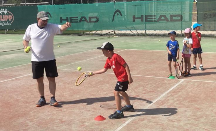 Die Kinder beim Tennis-Training. (Foto: Werner Chmelensky)