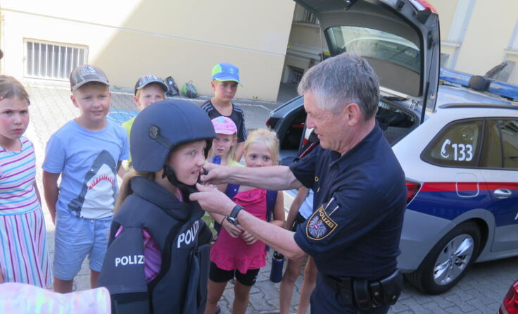 Die Kinder genossen die Zeit mit der Polizei. (Foto: Elternverein Feldkirchen)