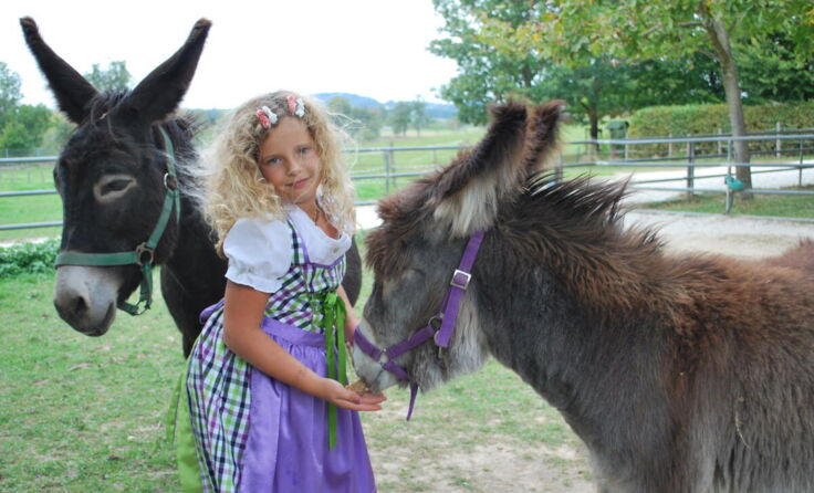 Maria aus Bayern und das Eselfohlen "Anja“ (Foto: Tiergarten Walding)