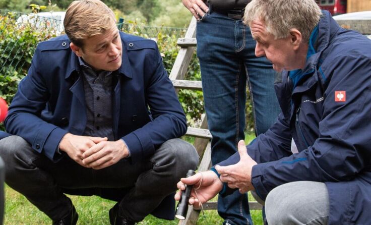 Landesrat Stefan Kaineder (links) beim Lokalaugenschein. (Foto: Land OÖ/Werner Dedl)