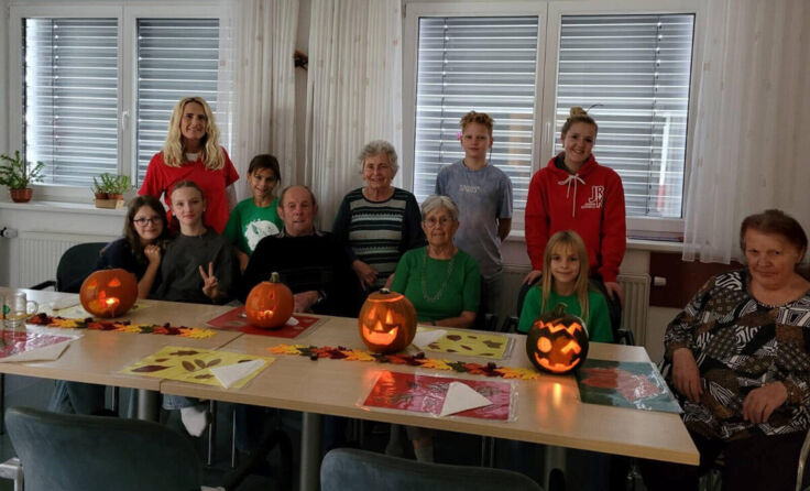 Das Kürbisschnitzer-Team und ihre Kunstwerke. (Foto: OÖRK/PetraDanner)