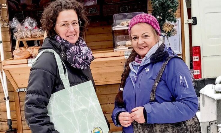 Elisabeth Pichler und Jula Neumayr am Feldkirchner Wochenmarkt. (Foto: Marktgemeinde Feldkirchen)
