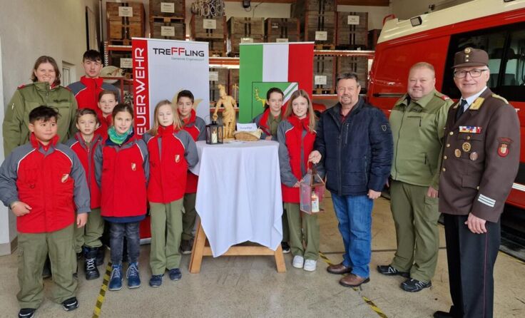 Die Feuerwehren verteilen das Friedenslicht. (Foto: FF Treffling)