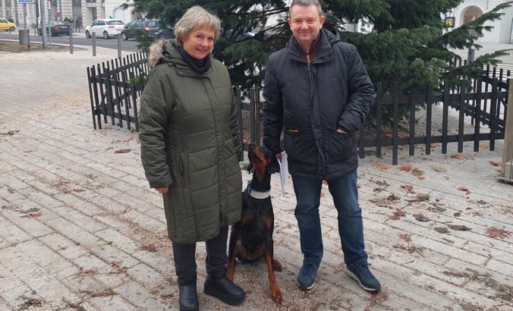 Inge Eberstaller, Dobermannhündin "Dsarka" und Tips Redakteur Andreas Hamedinger. (Foto: Stitz)