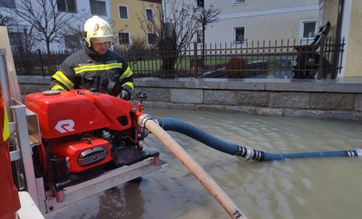 Die Feuerwehr musste das Wasser abpumpen. (Foto: Feuerwehr Schweinbach/Christoph Meisinger)