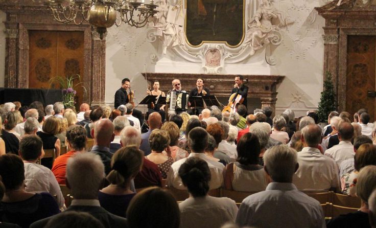 Das zahlreiche Publikum lauschte den Klängen der Musiker. Foto: Alfred Atteneder