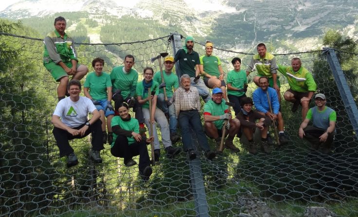 Die fleißigen Helfer forsteten den Bergwald am Wurzerkampl auf.