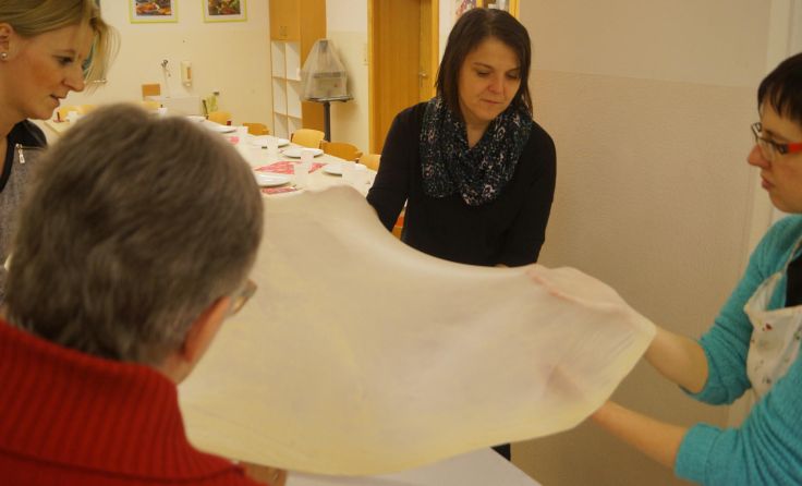 Strudelteig ist empfindlich und muss mit großer Vorsicht gezogen werden. 